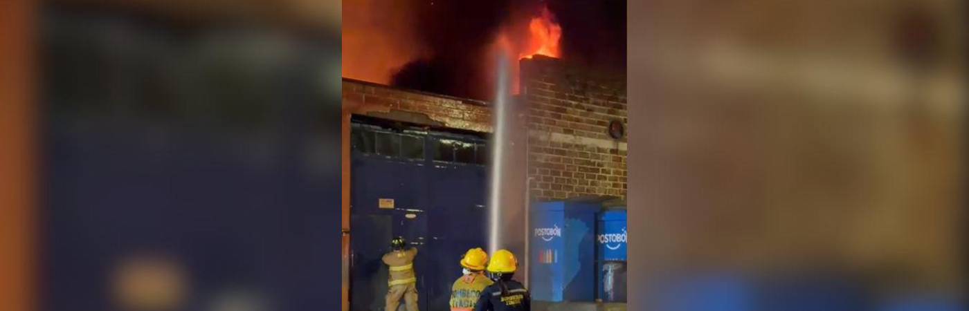 Se requirieron cinco máquinas extintoras y un carrotanque para apagar el fuego. FOTO: CAPTURA DE VIDEO INSTAGRAM @BOMBEROSDEITAGÜÍ
