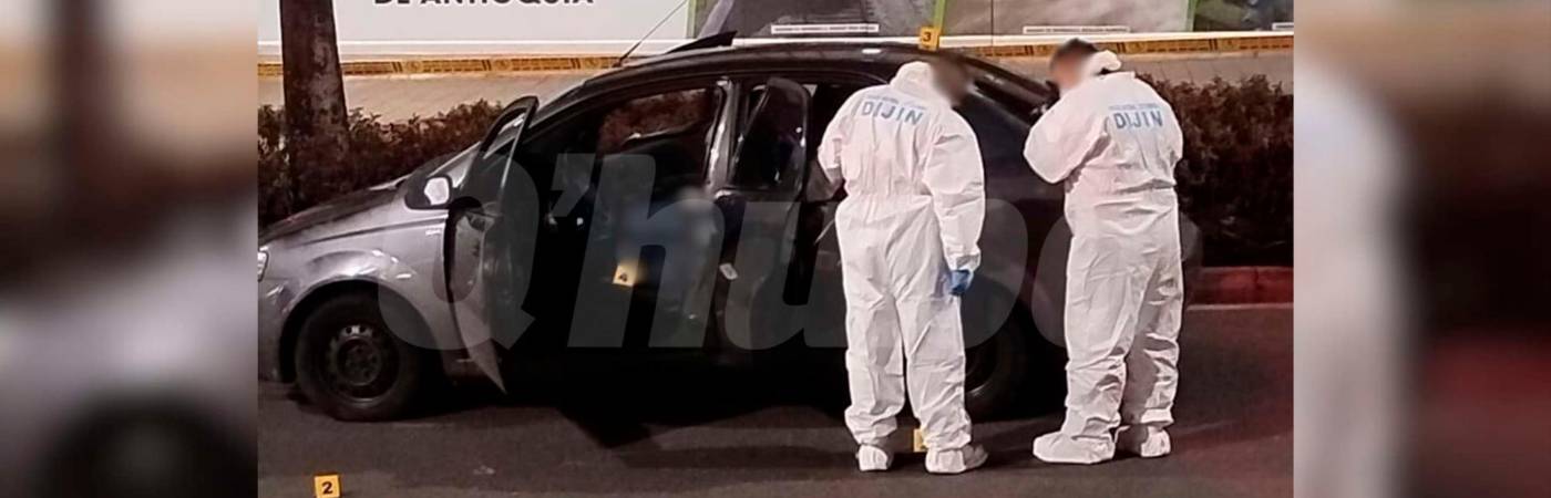 Las víctimas mortales quedaron dentro del carro, el hombre en el puesto del conductor y la mujer en la silla trasera. /FOTO: CORTESÍA