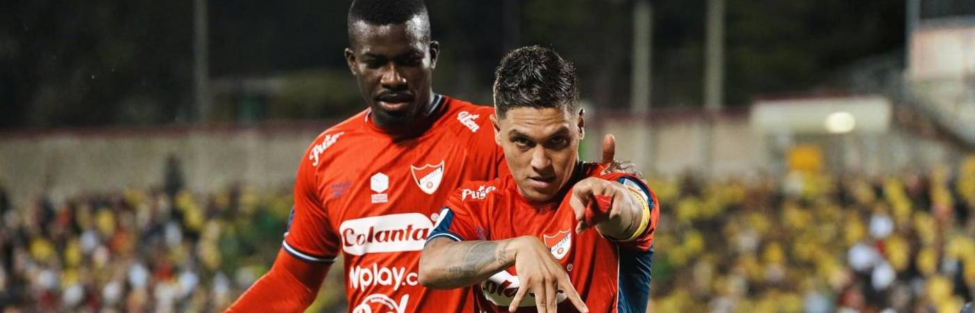 Juan Fernando Quintero (der.) le da, sin duda, otra cara al Medellín. Anotó su primer gol con el Poderoso en 5 juegos que lleva con el Rojo. FOTO: CORTESÍA DIM