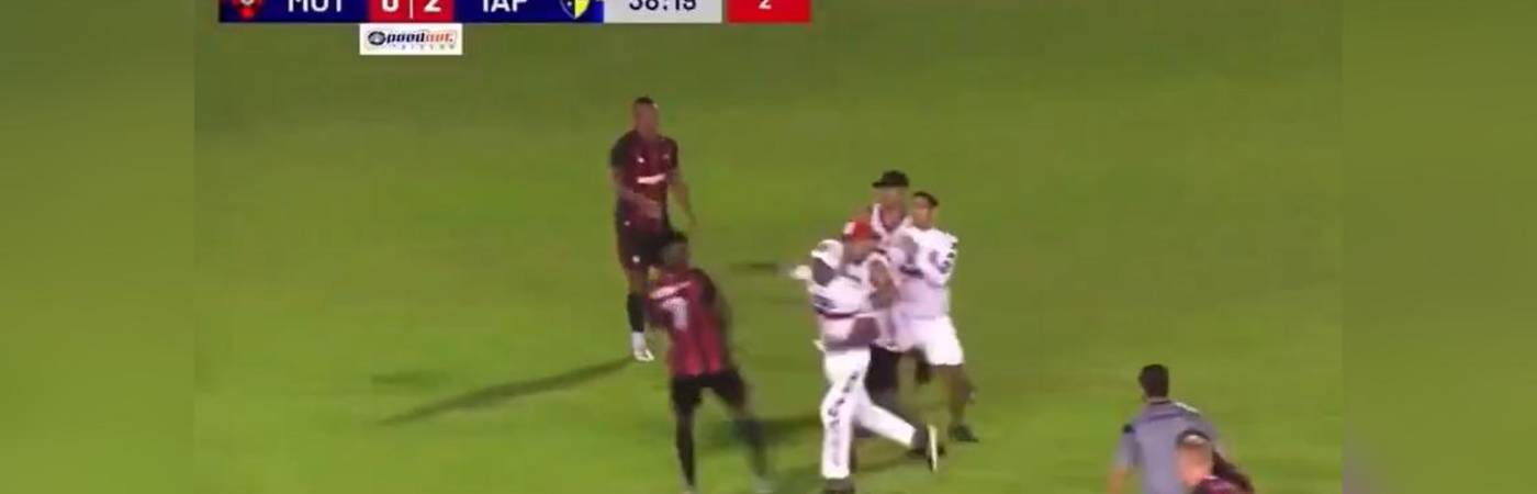 Momento en que se produjo la agresión hacia los deportistas. FOTO: CAPTURA DE VIDEO TOMADA DE X @LIBERTA_DEPRE