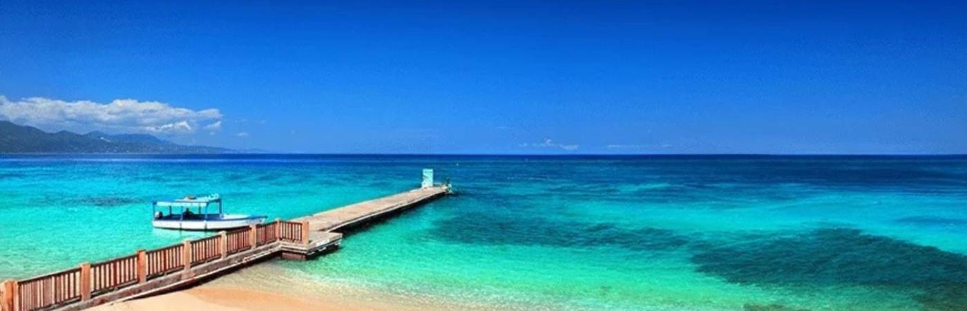 Muelle de Doctor’s Cave Beach Club en Montego Bay, Jamaica, famoso por sus aguas turquesas cristalinas. FOTO: WINGO
