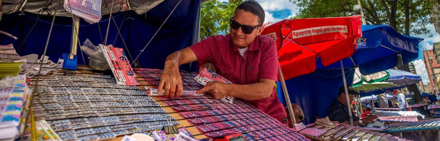 Venta de loterías en Medellín. FOTO: CAMILO SUÁREZ