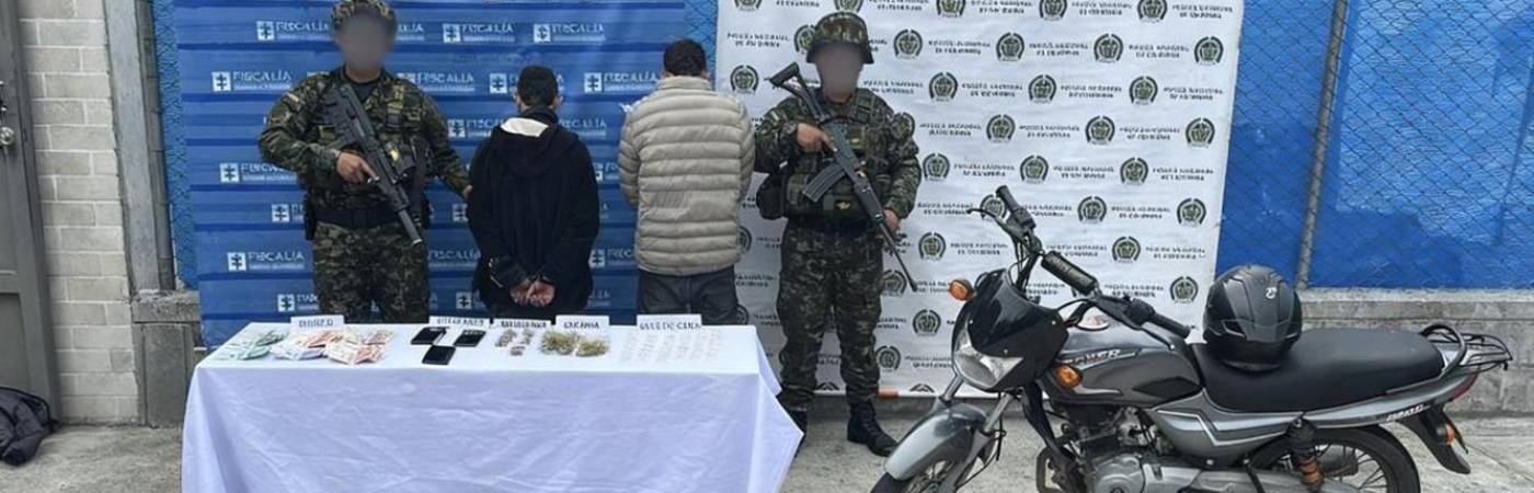 Capturados mientras instalaban propaganda del Clan del Golfo. FOTO: ALCALDÍA DE RIONEGRO