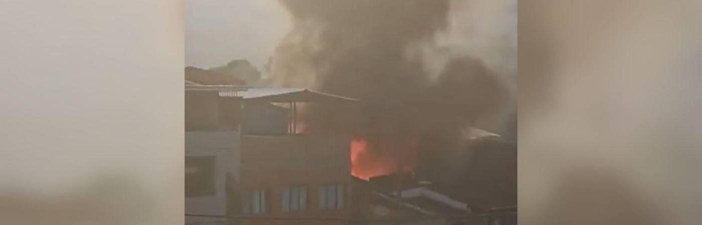 El incendio fue controlado con rapidez y no reportó personas lesionadas. FOTO: CAPTURA DE VIDEO X @RCNMEDELLIN