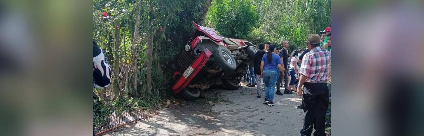 Momento en que las autoridades atendían el accidente. FOTO: CORTESÍA DENUNCIAS ANTIOQUIA