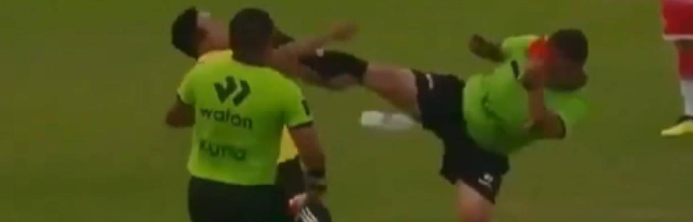 El árbitro Luis Alegre da una patada a ayudante de un equipo en la Copa Perú. FOTO: CAPTURA LOS AMIGOS DEL DEPORTE