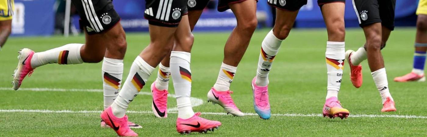 Jugadores de la Selección de Alemania con guayos rosados. FOTO: GETTY IMAGES