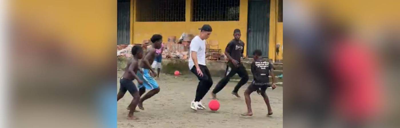 El futbolista Matheus Uribe jugando con los niños en el Chocó. FOTO: X @MAROVAAN