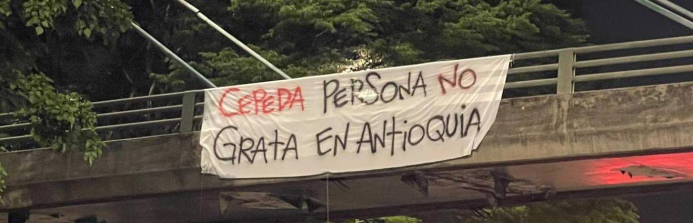 Algunos puentes de la ciudad amanecieron con pancartas con mensajes en contra del candidato presidencial Iván Cepeda. FOTO: DENUNCIAS ANTIOQUIA