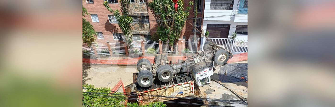 Este fue el momento de la extracción de la volqueta con una grúa. FOTO: SINDY VALLE