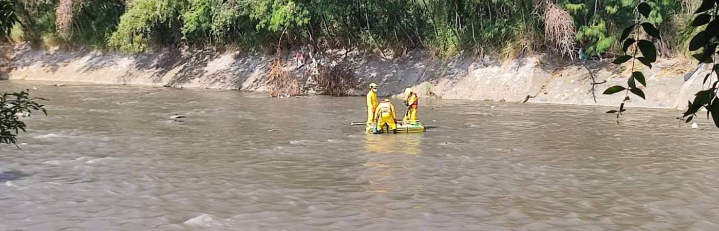 Foto recuperación de un cuerpo sin vida en el río Medellín. /FOTO: ANDRÉS GARCÍA