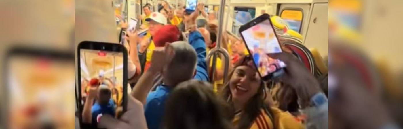 Con las palmas y a coro, un grupo de colombianos celebró durante su desplazamiento en el metro de México. FOTO: CAPTURA DE VIDEO YOUTUBE VALLENATOS Y MÁS NÁ