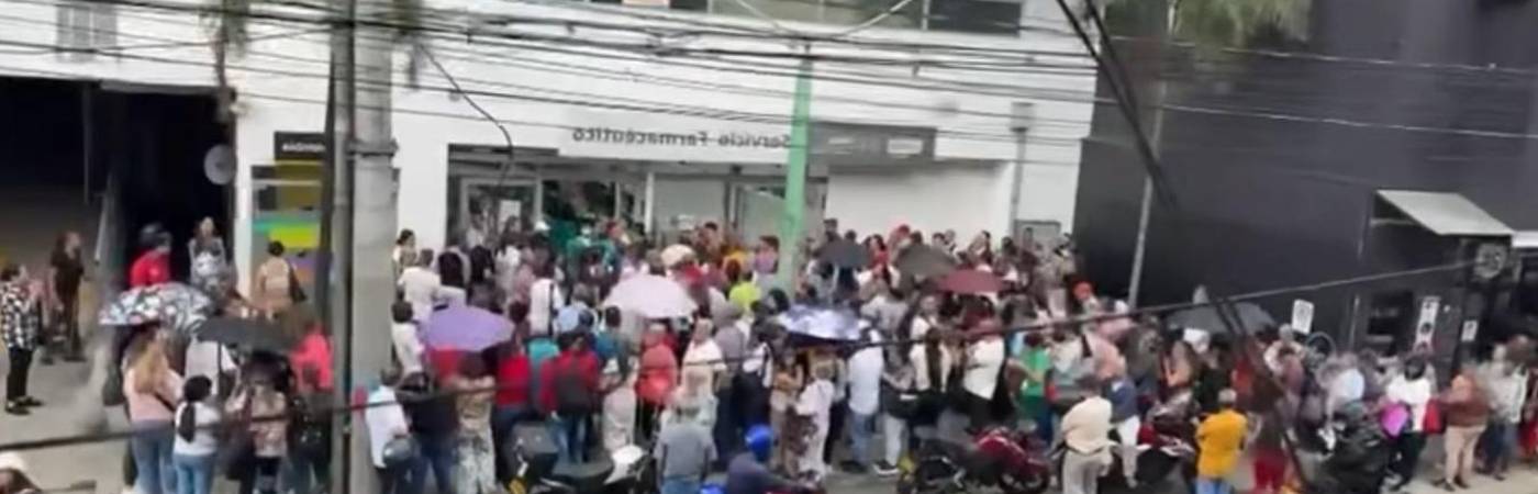 Largas filas en punto de entrega de medicamentos en Bello. FOTO: CREO EN BELLO