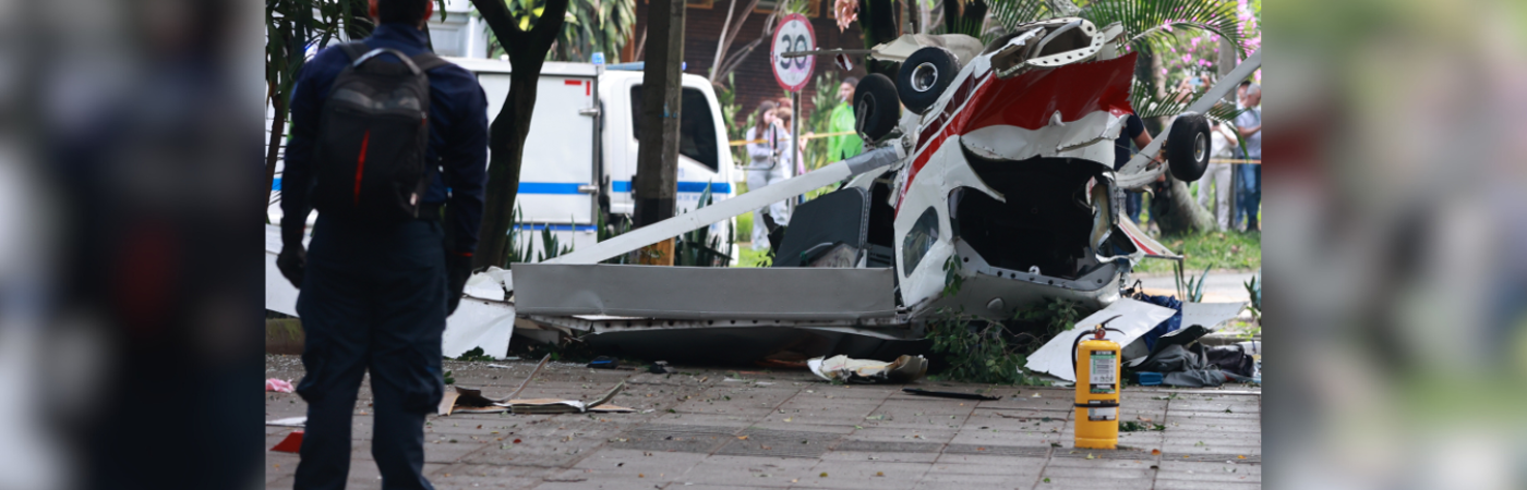 Avioneta cayó en un parque de Laureles dejando dos tripulantes heridos. /FOTO: MANUEL SALDARRIAGA