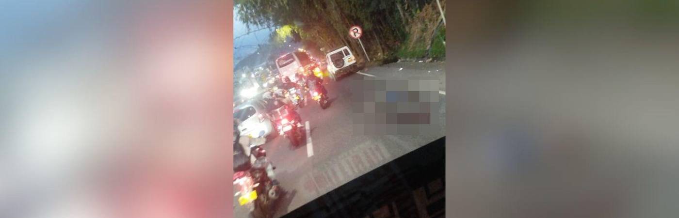 Tras el accidente, la vía tuvo que ser cerrada cerca de una hora. FOTO: CORTESÍA DENUNCIAS ANTIOQUIA