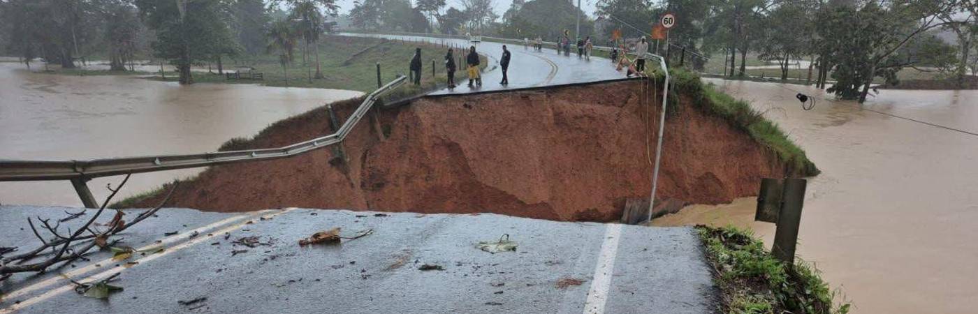 Este es el puente que comunica al Urabá con el departamento de Córdoba. Así se veía desde el 3 de febrero que los aguaceros lo tumbaron. FOTO: X JULIÁN VÁSQUEZ
