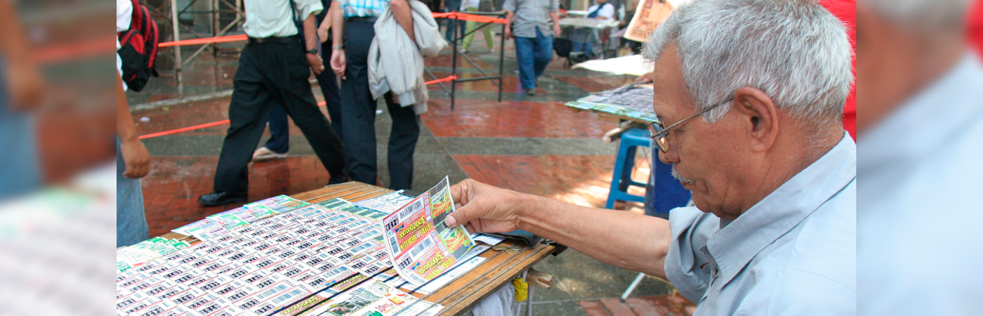 Venta de loterías en Medellín. /FOTO: ARCHIVO