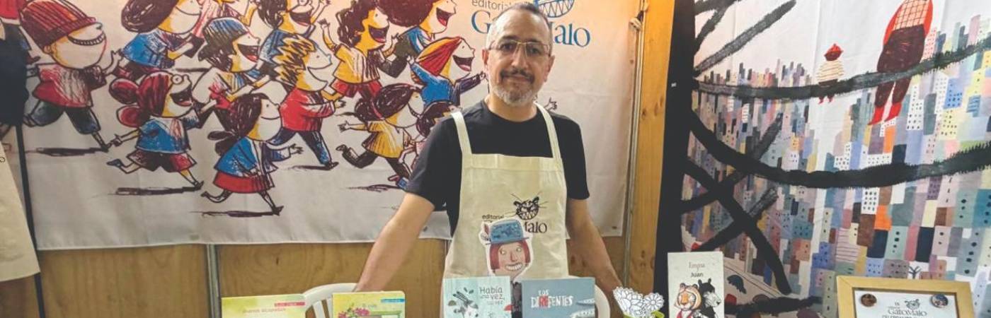 Las imágenes son las protagonistas en los libros que produce Enrique Lara en la Editorial Gato Malo. Tiene varios propios, pero también de otros autores. FOTOS: JAIDER ESCOBAR BUITRAGO