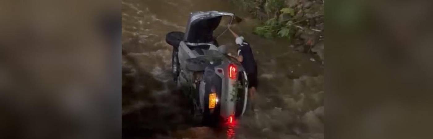 La comunidad intentó ayudar a la conductora, quien no sufrió heridas de gravedad. FOTO: EL ITAGUISEÑO