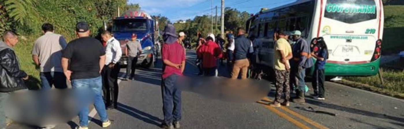 En el accidente estuvieron involucradas dos motocicletas, un bus y un camión. FOTO: FACEBOOK MEDELLÍN OSCURA