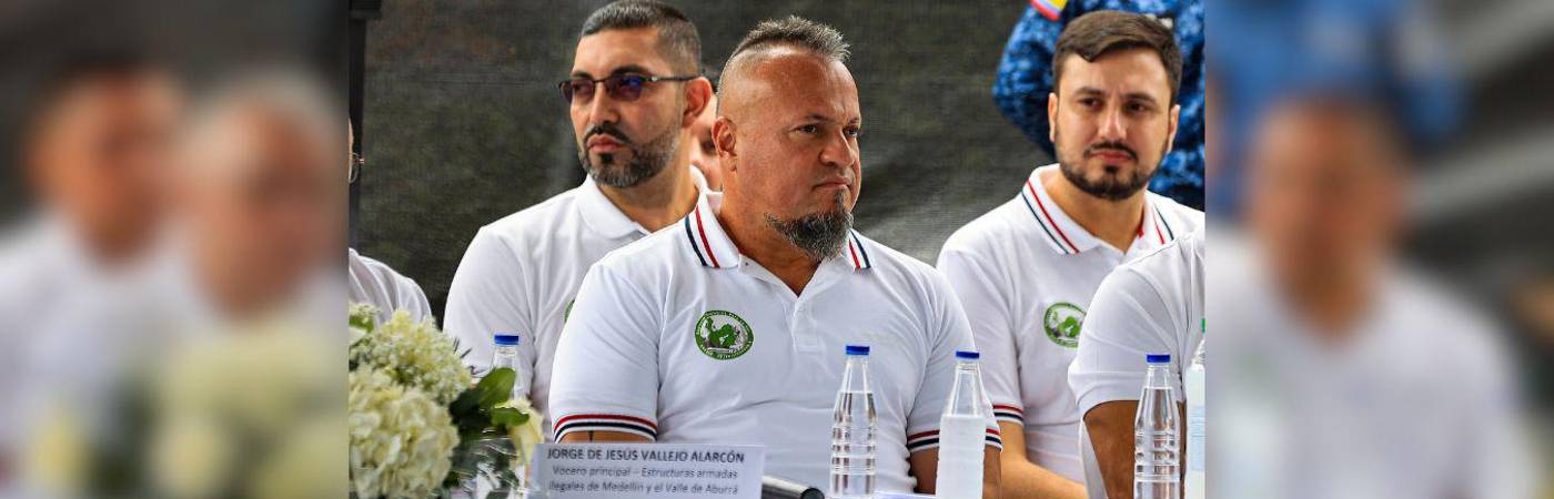 Adelante, alias Carlos pesebre; atrás (izq.) alias Iván El Barbado y alias Grande Pa (der.). FOTO: MANUEL SALDARRIAGA