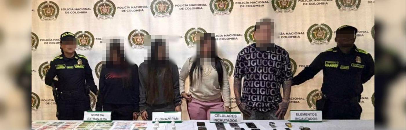 Capturados por su presunta participación en la red de ‘Las Tinderianas’ en Medellín. FOTO: POLICÍA METROPOLITANA