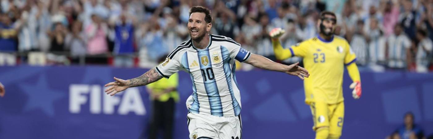 Lionel Messi (Argentina) celebrando su tercer gol al portero Luca Zidane (Argelia). FOTO: CORTESÍA SELECCIÓN ARGENTINA