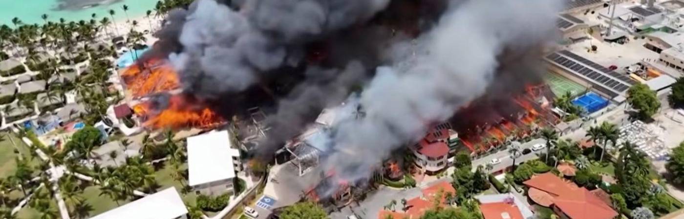 Los huéspedes evacuados que perdieron sus pertenencias reciben ayuda para la expedición de nuevos pasaportes. FOTO: CAPTURA DE VIDEO YOUTUBE AFP