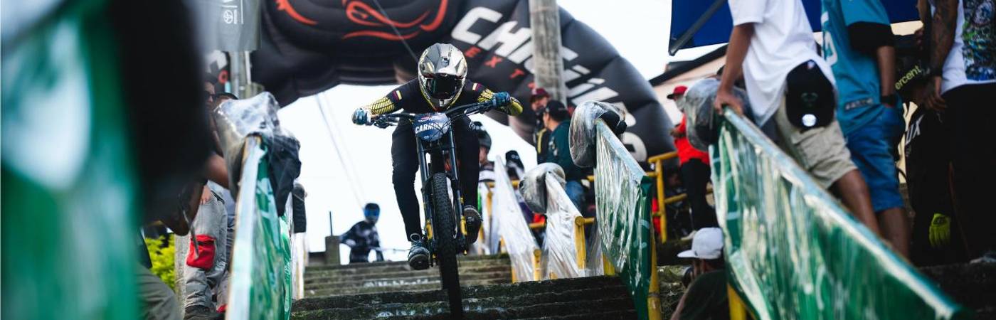 Los competidores desafían la gravedad y el cronómetro en las inclinadas calles de Manizales a más de 50 km/h. FOTO: CORTESÍA DOWN TOWN MANIZALES