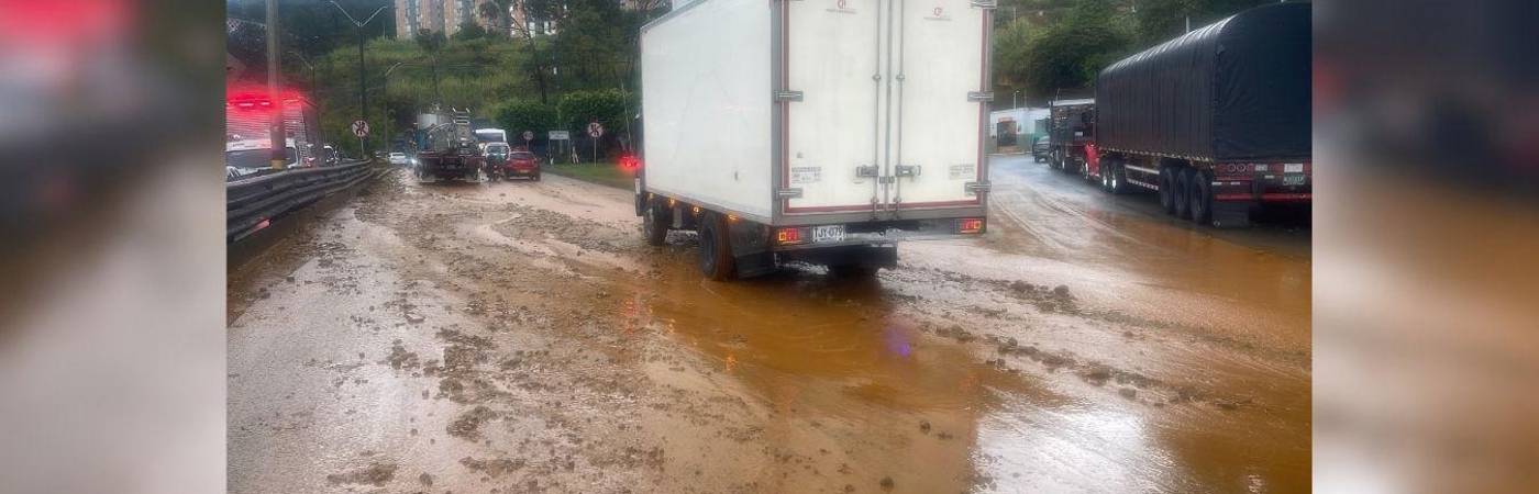 Vías del municipio de Bello estuvieron encharcadas y llenas de lodo esta tarde. FOTO: ALCALDÍA DE BELLO