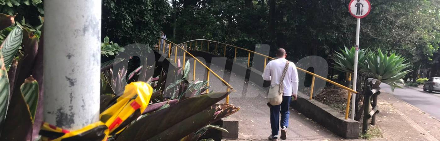 Por este puente, sobre la quebrada La Picacha, iba caminando Juan Daniel Castañeda Cano, cuando fue atacado por sicarios. FOTO: LAURA ROSA JIMÉNEZ VALENCIA