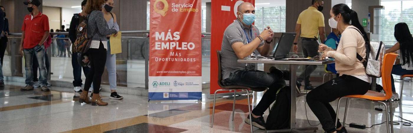 En lo corrido del año se han desarrollado 14 microferias y 6 ferias descentralizadas, beneficiando a más de mil personas con orientación, conexión laboral y acompañamiento. / FOTO: CORTESÍA SECRETARÍA DE DESARROLLO ECONÓMICO ITAGÜÍ