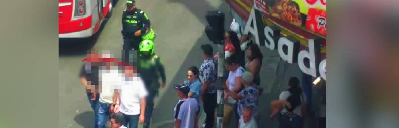 Así cogieron a los tres falsos agentes de la Sijín. FOTO: CORTESÍA ALCALDÍA DE MEDELLÍN