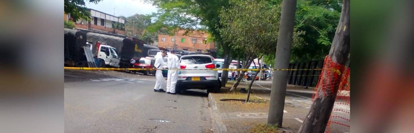 Investigadores del CTI de la Fiscalía llegaron hasta el lugar para realizar en análisis del vehículo involucrado. FOTO: CORTESÍA