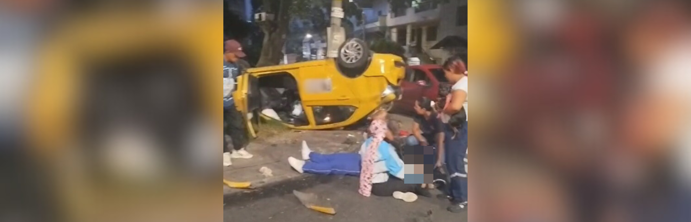 Taxi volcado en la comuna 13 San Javier de Medellín. / FOTO: CAPTURA DE VIDEO REDES