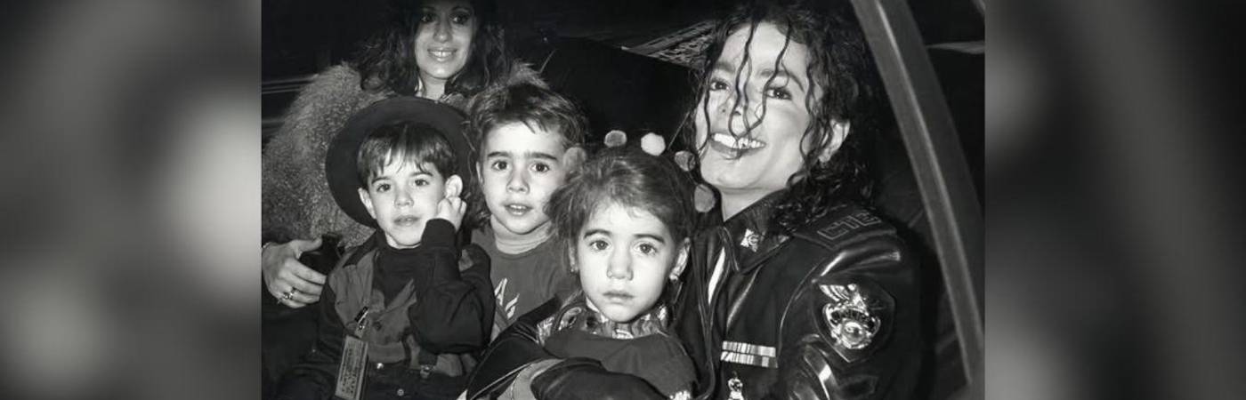 Michael Jackson y la familia Cascio en conferencia de prensa de la gira ‘Dangerous’ en 1992. FOTO: INSTAGRAM @MJCOLLECTIONS844
