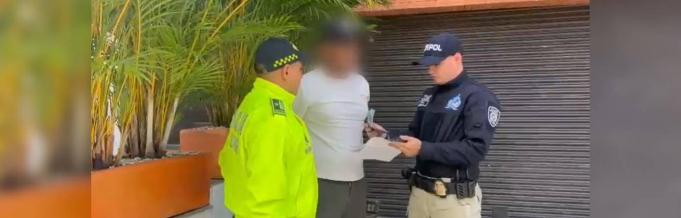 Ismael Abdiel González Pomares cuando fue interceptado por funcionarios de la Policía e Interpol en Laureles para hacer efectiva su retención. FOTO: POLICÍA NACIONAL