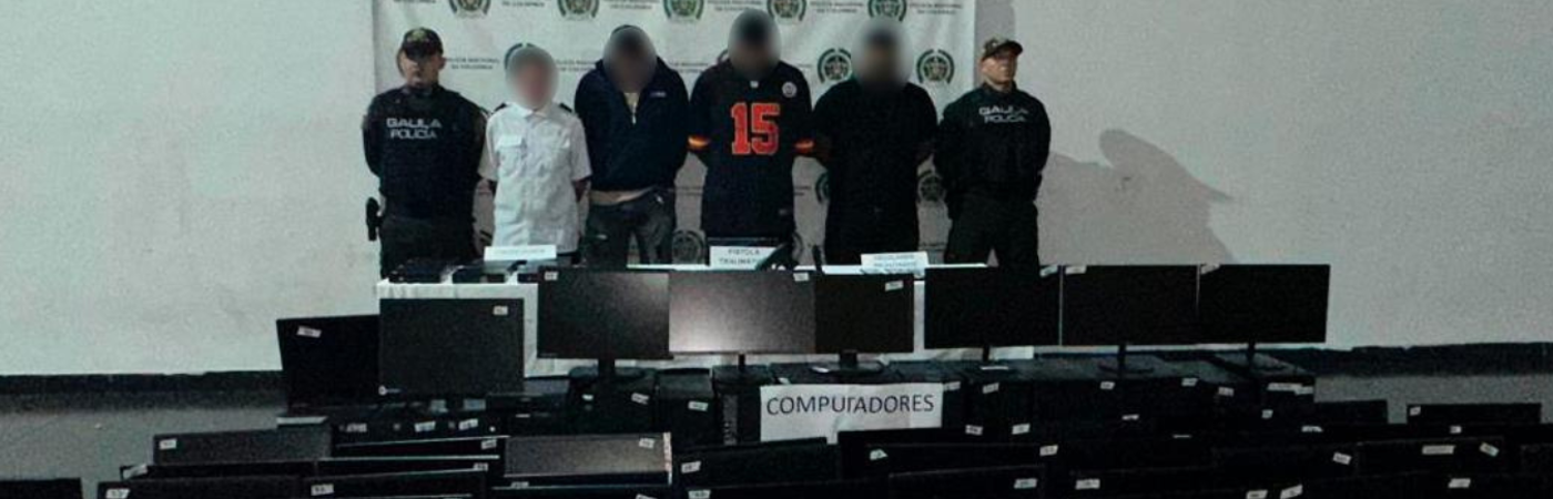 Cuatro presuntos responsables de ser parte de una red de estafas internacional con trading. /FOTO: CORTESÍA 