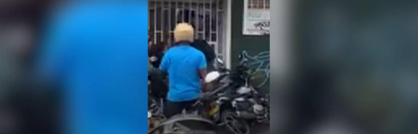 El hombre tuvo que ser trasladado a un centro hospitalario. FOTO: TELEMEDELLÍN