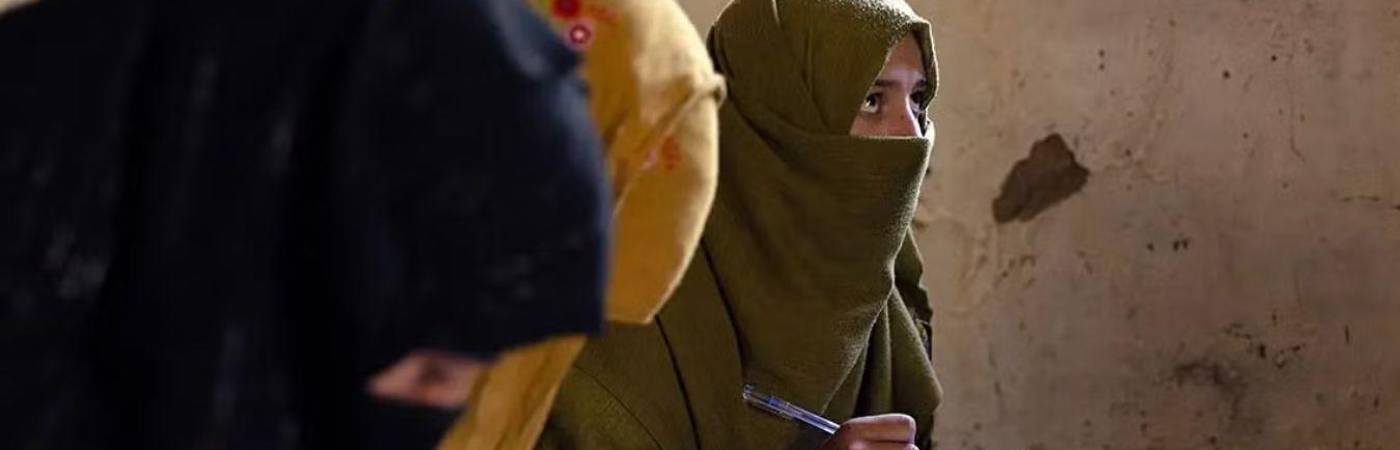 Trabajar sin permiso o estar en casa de sus familias sin autorización del esposo serían comportamientos punibles. FOTO: ONU MUJERES