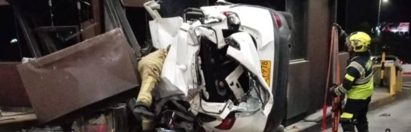 Las autoridades tuvieron que trabajar durante casi tres horas durante la madrugada para poder retirar el vehículo y atender la emergencia. FOTO: CORTESÍA DENUNCIAS ANTIOQUIA