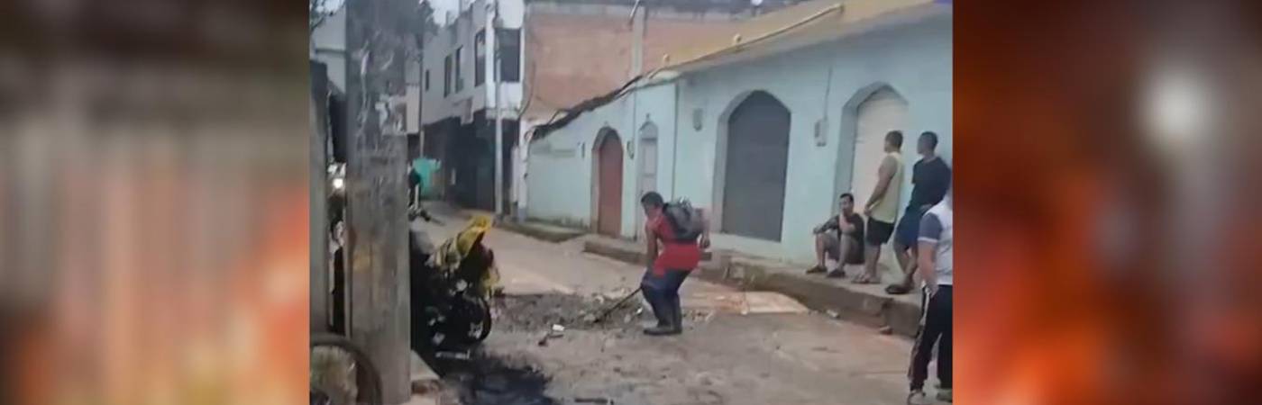 Ciudadanos limpiando las calles después de los bloqueos y la quema de llantas. FOTO: CAPTURA DE VIDEO