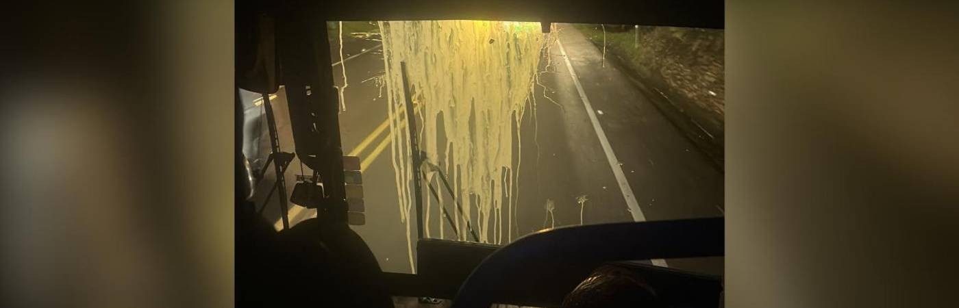 Así se veía el panorámico frontal del bus donde viajaba Junior en su llegada a Medellín. FOTO: TOMADA DE DEPORTES EL HERALDO