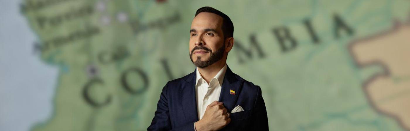 En una transmisión en vivo, dijo que gobernará con las regiones y para las regiones, “con la gente en la provincia”. FOTOS: CANVA (FONDO) Y COLPRENSA