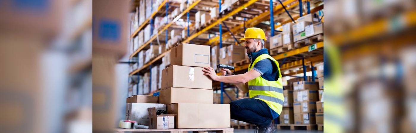 El auxiliar de bodega desempeña un papel crucial en la cadena logística de una empresa, asegurando que la mercancía se maneje de manera eficiente y segura. / FOTO: CANVA