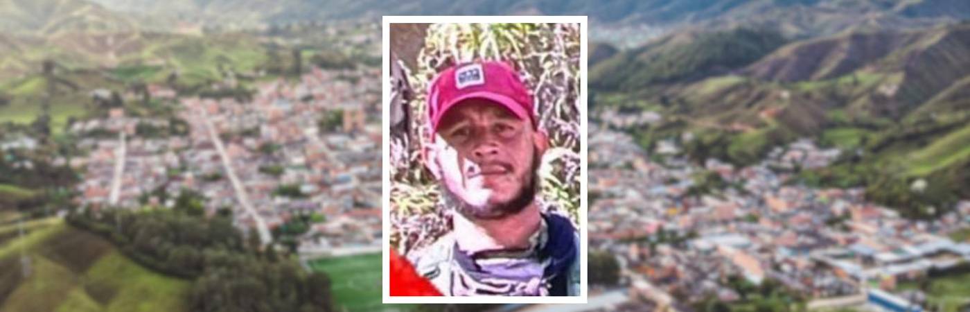 Él era alias Leito, quien habría fallecido tras explosión de minas en zona rural de Amalfi. FOTO: ALCALDÍA DE AMALFI (FONDO) Y CORTESÍA ANDRÉS JULIÁN RENDÓN (DETALLE)