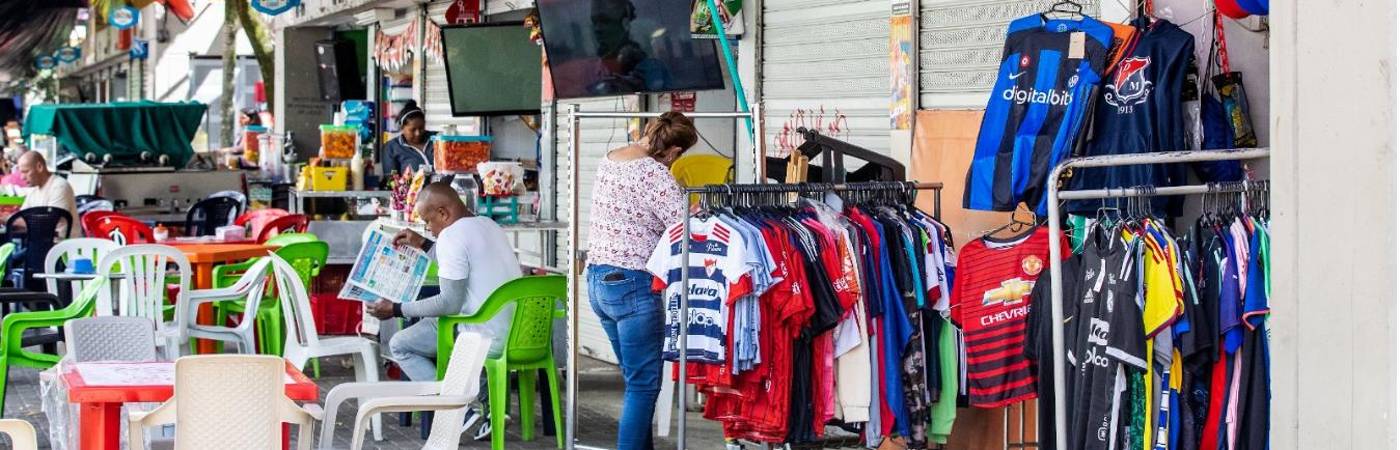 Gran parte de los venteros que trabajan en los alrededores del estadio, tienen entre 60 a 70 años, lo que los pone en una situación de vulnerabilidad. FOTO: JAIME PÉREZ