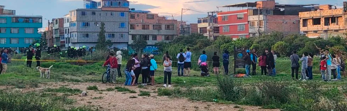 La madre del menor llegó al lugar a identificar a la víctima. /FOTO: Q’HUBO BOGOTÁ