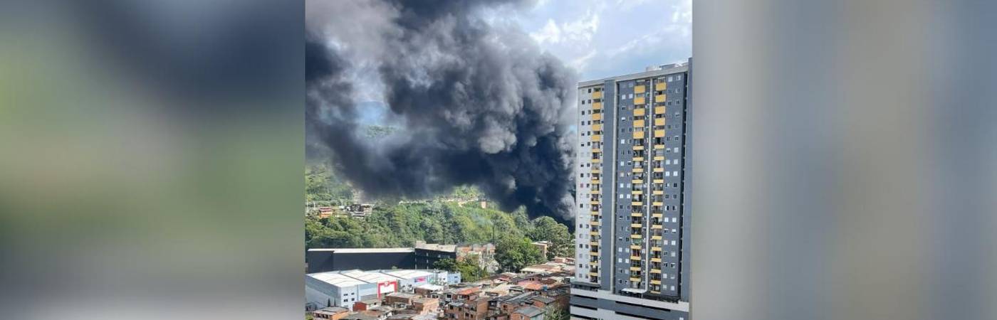Momento en que el humo se expandía por las torres aledañas. FOTO: CORTESÍA EDWIN HERNÁNDEZ