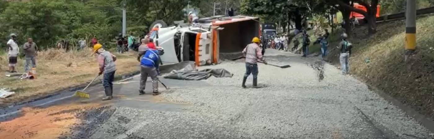 El hecho fue atendido por la Secretaría de Movilidad de Copacabana, con apoyo de la concesión Vinus. FOTO: CORTESÍA ALCALDÍA DE COPACABANA